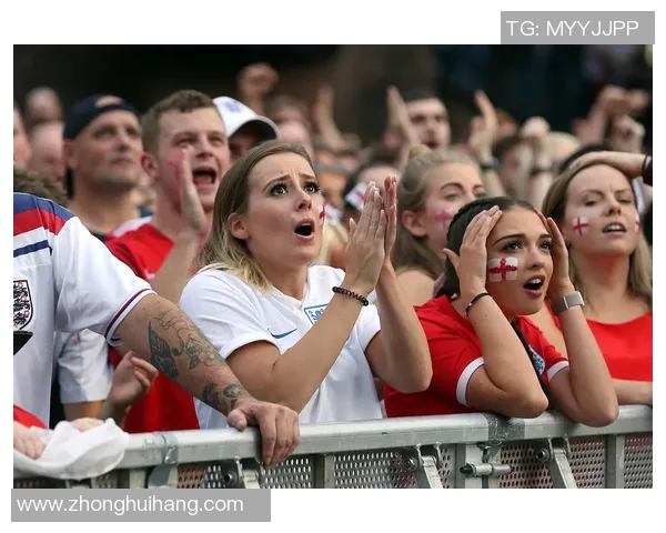 足球明星获奖瞬间女球迷热情欢呼的精彩瞬间
